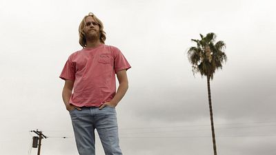 Imagem da notícia Esta série incomum do escritor de Palm Springs vai adicionar um verão no seu inverno e você precisa assistir!