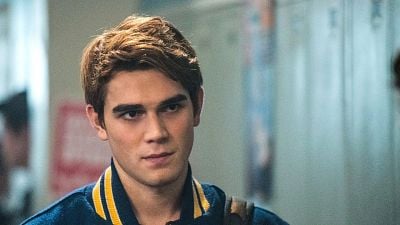Imagem da notícia Esta é a saga literária mais longa de Harlan Coben e será adaptada para uma série da Netflix estrelada por um ator de Riverdale