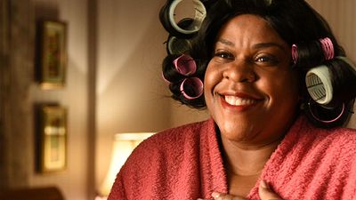 Imagem da notícia Sessão da Tarde hoje (28/11): Filme Barraco de Família traz astros da música no elenco e homenagem especial a Paulo Gustavo