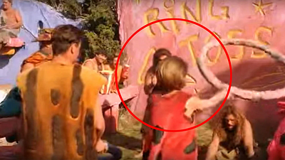 Imagem da notícia Há 24 anos ela era vista como uma garotinha da Idade da Pedra, mas hoje é uma mega estrela. Você a teria reconhecido?