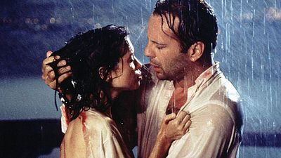 Imagem da notícia "Não quero vê-lo balançando na piscina": Bruce Willis contou como foi enganado para aparecer sem roupa neste filme massacrado pela crítica e pelo público