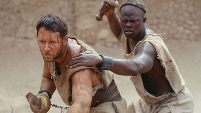 Imagem da notícia Pause Gladiador no minuto 21 para descobrir um homem de calças jeans no meio do Império Romano