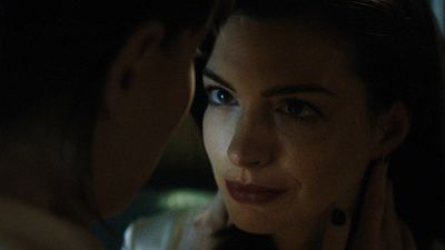 Imagem da notícia Com beijo entre Anne Hathaway e Dakota Johnson, trailer de Verity promete a adaptação mais assustadora e picante de Colleen Hoover