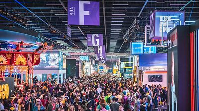 Imagem da notícia O que esperar da CCXP23? AdoroCinema promove live da Spoiler Night com correspondente direto da feira