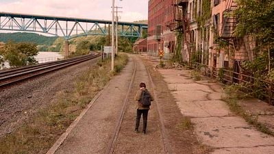 Imagem da notícia A política da Netflix não justifica o cancelamento de uma de suas melhores séries: ela tinha ficção científica, poderes e uma essência única, mas se livrou completamente dela