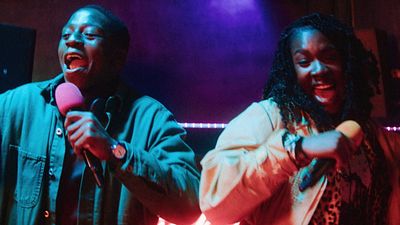 Imagem da notícia Este filme britânico no Star+ é uma das surpresas do ano: Uma comédia romântica encantadora, atual e que deve muito a Richard Linklater e Richard Curtis