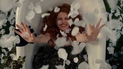 Imagem da notícia Geek Girl vai ter 2ª temporada? Série teen com estrela de House of the Dragon ultrapassou Bridgerton na Netflix