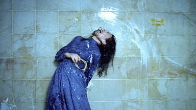 Imagem da notícia Chegou a ser proibido: Um dos melhores filmes de terror de todos os tempos vai ganhar um remake – e agora o elenco principal foi confirmado