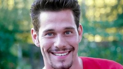 Imagem da notícia Ele foi um dos maiores galãs da Globo, mas desapareceu da TV: Hoje celebra 30 anos ao lado do marido e vive uma realidade bem diferente