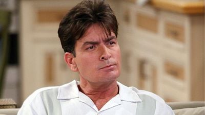 Imagem da notícia Saída de Charlie Sheen de Two and a Half Men finalmente explicada: Ele nem queria voltar para o final da série