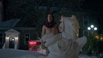 Imagem da notícia Na Netflix: Boneco de neve vira galã nesta nova comédia romântica natalina com atriz de Meninas Malvadas!