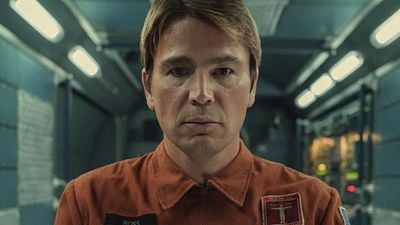 Imagem da notícia Josh Hartnett luta contra monstros marinhos na nova série do criador de The Umbrella Academy para a Netflix