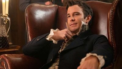 Imagem da notícia Mocinho da 4ª temporada de Bridgerton rasga elogios aos galãs anteriores: "Fiquei impressionado com a seriedade com que Regé-Jean Page encarou o projeto"