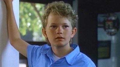 Imagem da notícia Ele cresceu e virou o astro de uma das melhores séries dos últimos anos; você reconhece o garotinho de Um Alienígena do Barulho?