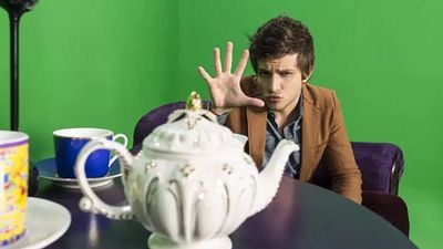 Imagem da notícia Antes de ser galã da Globo, Chay Suede teve programa que acabou em fracasso e demissão, mas quase ninguém lembra