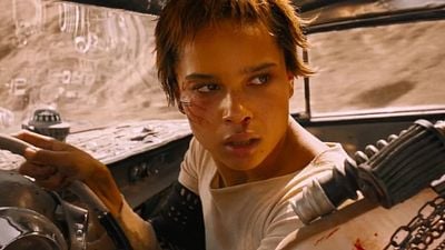 Imagem da notícia Mad Max - Estrada da Fúria: Pause 1 hora e 30 minutos e veja o que a personagem de Zoë Kravitz está segurando em sua mão