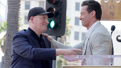 Imagem da notícia 24 anos depois, Hugh Jackman paga "dívida" ao chefão da Marvel por momento fofo durante produção de X-Men