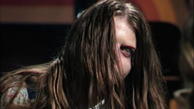 Imagem da notícia "Uma mesa cheia de objetos ocultos começa a tremer": Protagonista do filme de terror do ano revela experiência assustadora nos bastidores