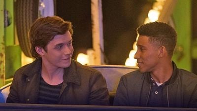 Imagem da notícia Romance LGBTQIAP+ que deu origem à série de sucesso no streaming é o destaque da semana; veja os filmes da Sessão da Tarde de 26 a 30 de junho