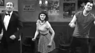 Imagem da notícia Zooey Deschanel e Jean Dujardin parodiam O Artista