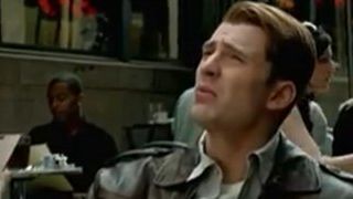 Imagem da notícia Os Vingadores: Capitão América relembra o passado em cena deletada do filme