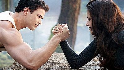 Imagem da notícia Assista dois vídeos exclusivos e legendados de A Saga Crepúsculo: Amanhecer - Parte 2