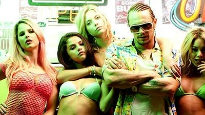 Imagem da notícia Selena Gomez e Vanessa Hudgens bebem, roubam e se divertem em Spring Breakers, confira
