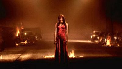 Imagem da notícia Carrie, a Estranha aparece cercada por fogo em novo cartaz