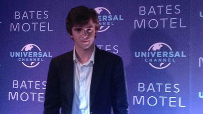 Imagem da notícia Freddie Highmore visita o Rio de Janeiro e fala sobre série inspirada no universo de Psicose