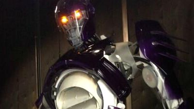 Imagem da notícia Bryan Singer aparece ao lado de Sentinela gigante em nova foto de X-Men: Dias de um Futuro Esquecido