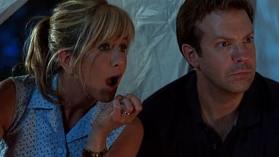 Imagem da notícia Exclusivo - Jennifer Aniston e Jason Sudeikis fazem swing em clipe legendado de Família do Bagulho