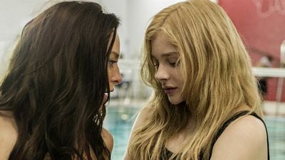 Imagem da notícia Carrie, a Estranha divulga fotos inéditas e vídeo com pegadinha sobre poderes telecinéticos