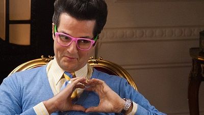 Imagem da notícia Exclusivo - Crô tira onda em um divertido vídeo convite