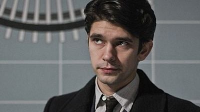 Imagem da notícia Confirmado: Ben Whishaw será o intérprete de Freddie Mercury no cinema