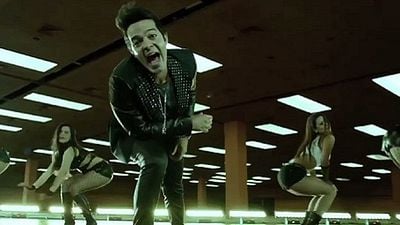 Imagem da notícia Bruno Mazzeo tira sarro com o sertanejo universitário, no clipe de Muita Calma Nessa Hora 2