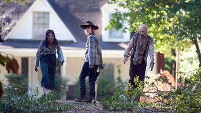 Imagem da notícia The Walking Dead: Carl entre zumbis em nova imagem da série
