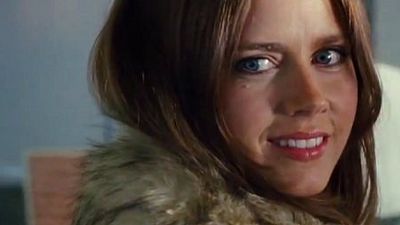 Imagem da notícia Exclusivo - Cena legendada de Trapaça traz o primeiro encontro entre Christian Bale e Amy Adams