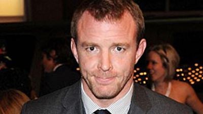 Guy Ritchie pode dirigir nova versão da história do rei Arthur