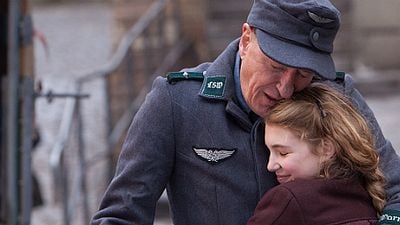 Imagem da notícia Exclusivo - Escritor de A Menina que Roubava Livros mostra confiança no filme em vídeo legendado