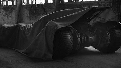 Imagem da notícia Batman vs. Superman: Zack Snyder divulga foto do batmóvel
