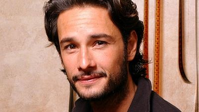 Imagem da notícia Rodrigo Santoro vai atuar com  John Malkovich em cinebiografia de poeta galês