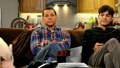 Imagem da notícia Alan e Walden vão se casar e adotar uma criança na temporada final de Two and a Half Men