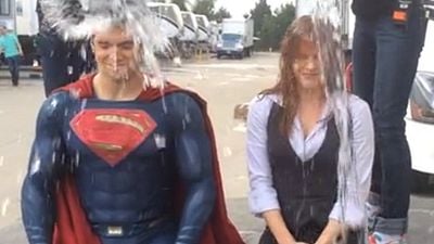 Imagem da notícia Tom Cruise, Robert Downey Jr. e até o Superman já participaram do desafio do balde de gelo; veja os melhores