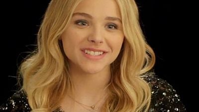 Imagem da notícia Chloë Moretz e elenco de Se Eu Ficar falam sobre a identidade musical do filme em vídeo legendado