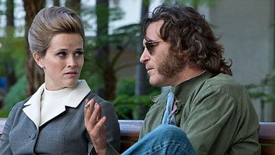 Imagem da notícia Inherent Vice: Reese Witherspoon e Joaquin Phoenix são destaques em imagem do filme de Paul Thomas Anderson