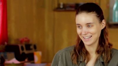 Em vídeo descontraído, Rooney Mara diz que garotos brasileiros de Trash a pediram em casamento