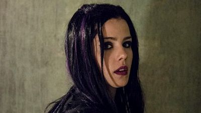 Imagem da notícia Felicity surge com visual gótico em novas imagens de Arrow