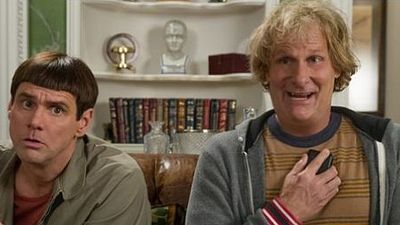 Imagem da notícia Exclusivo: "Quando se faz um filme com Jim Carrey, você apenas segue", diz Jeff Daniels em vídeo de Debi & Lóide 2