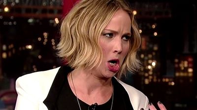 Imagem da notícia Jennifer Lawrence exorciza trauma de cantar em público durante entrevista; assista 