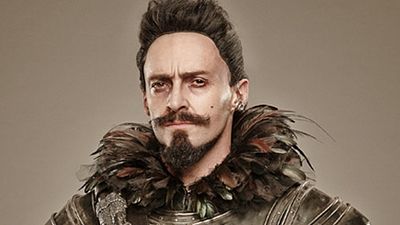 Imagem da notícia Hugh Jackman é o pirata  Barba Negra nas primeiras imagens de filme sobre o Peter Pan